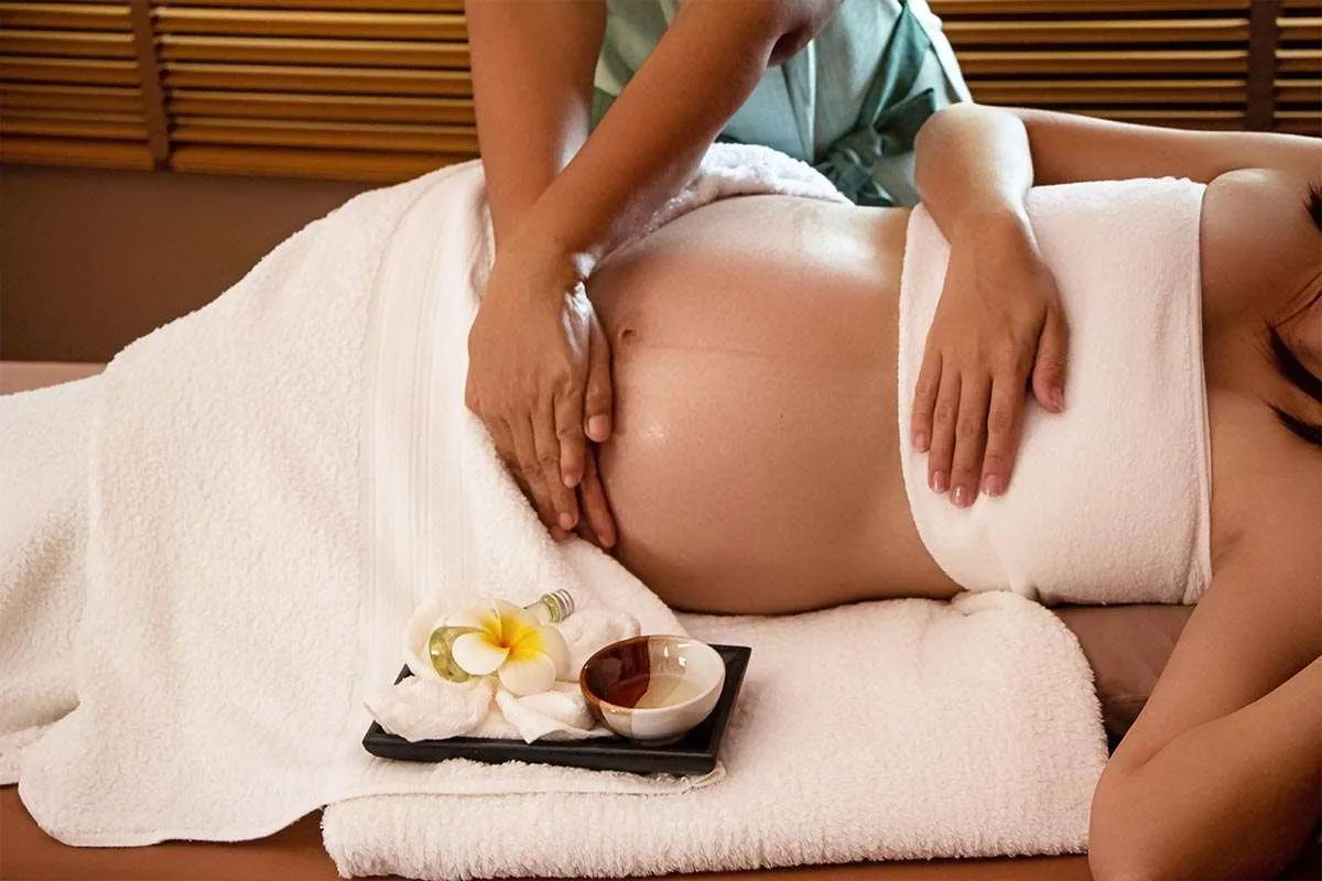 Pregnant couple with doula at home