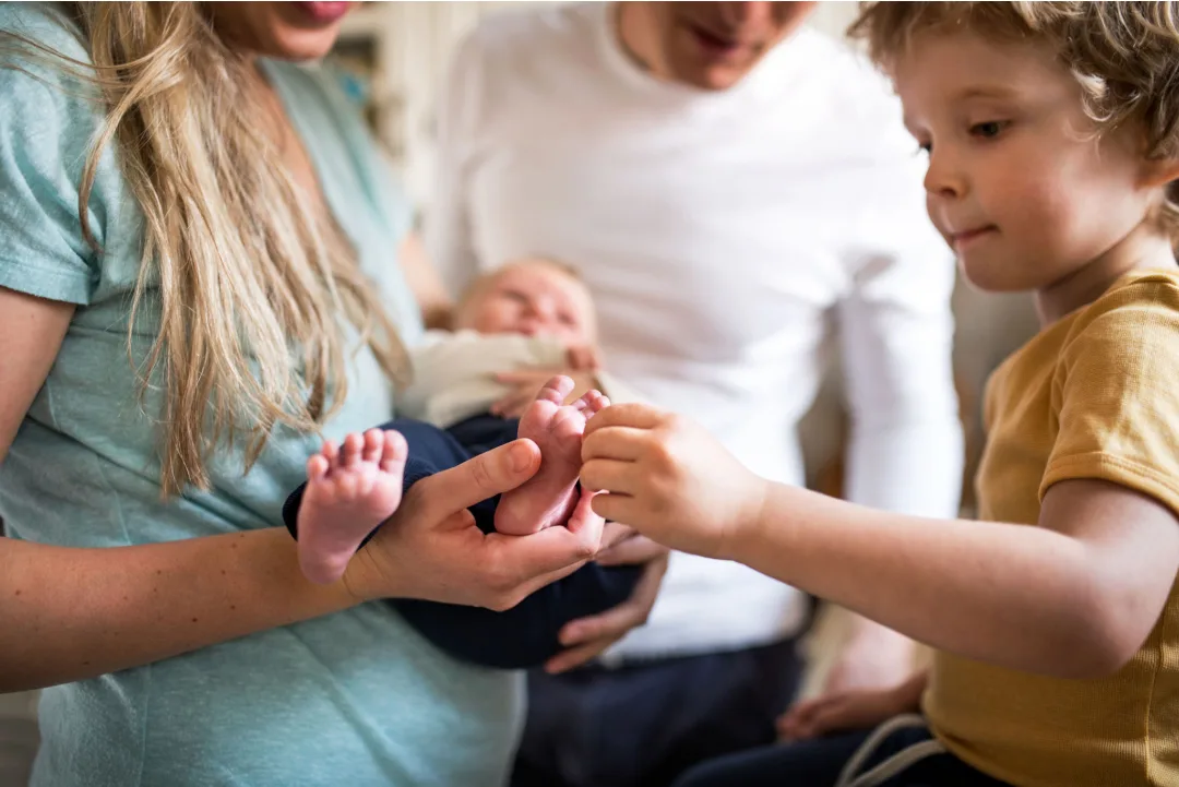 Siblings and new baby (4)